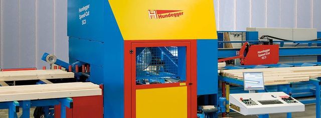 Hundegger Speed-Cut SC3 kappmaskin for trelast med transportbånd og kontrollpanel